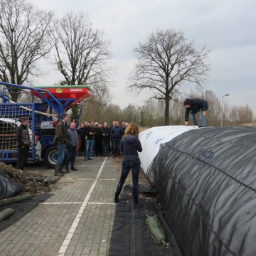 Opening eerste ‘Bokashi-slurf’ met bladaarde bij Gildebor aan Asveldweg