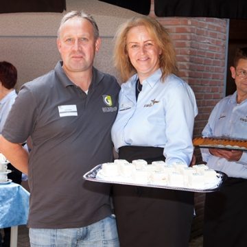 2 personen waarvan 1 gebakjes in de handen heeft