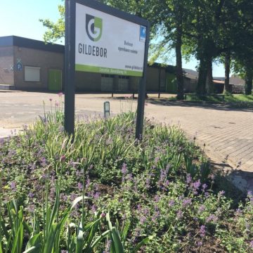 Groene entree hoofdkantoor Gildebor aan Asveldweg in Hengelo groeit en bloeit