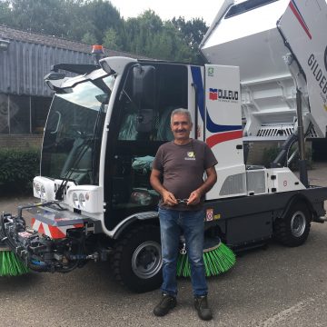Blij met de nieuwe straatveegmachine