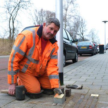 Gildebor-stratenmaker Hennie plaatst Stolpersteine